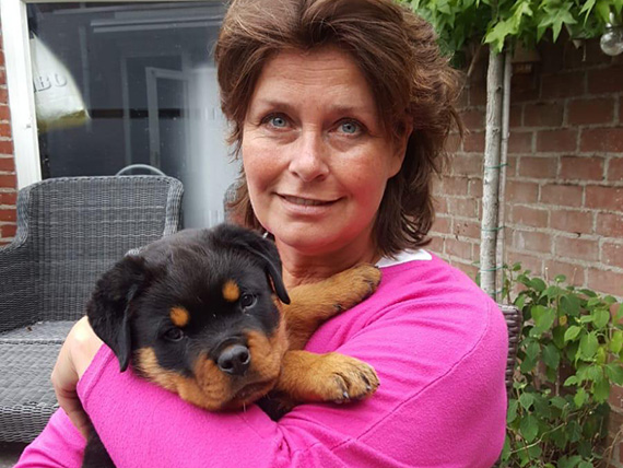 rottweiler pup met nieuwe eigenaar